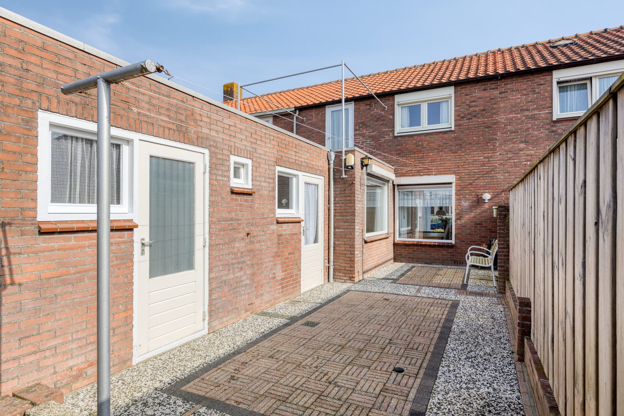 Affordable terraced house with 3 bedrooms and potential in Sint Philipsland — 39