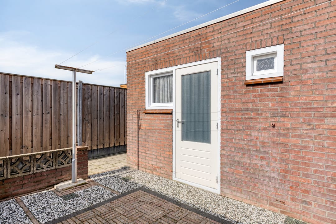 Affordable terraced house with 3 bedrooms and potential in Sint Philipsland — 40