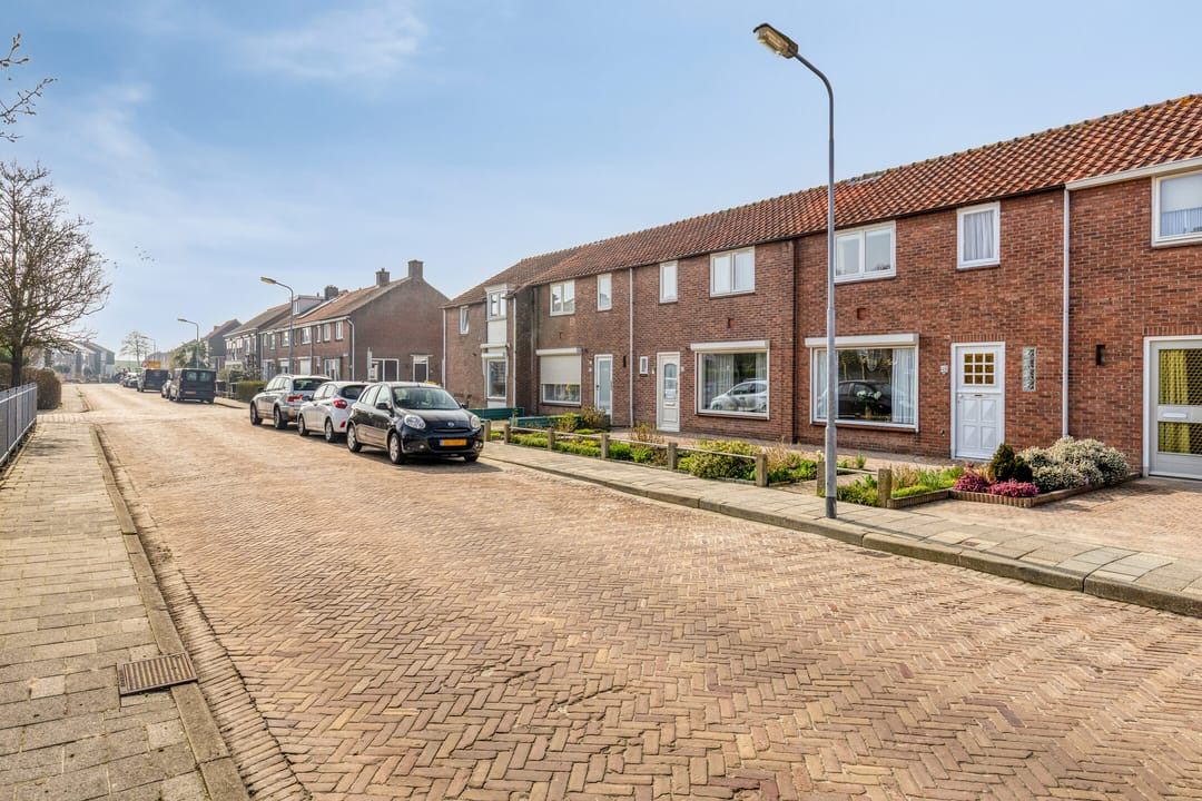 Affordable terraced house with 3 bedrooms and potential in Sint Philipsland — 43