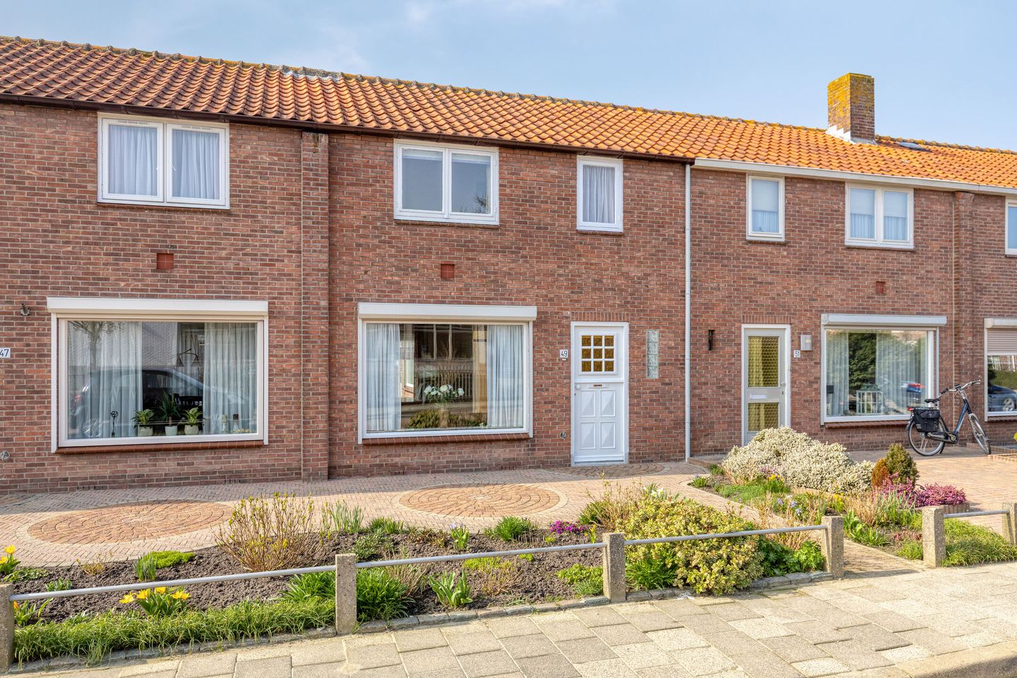 Affordable terraced house with 3 bedrooms and potential in Sint Philipsland — 45