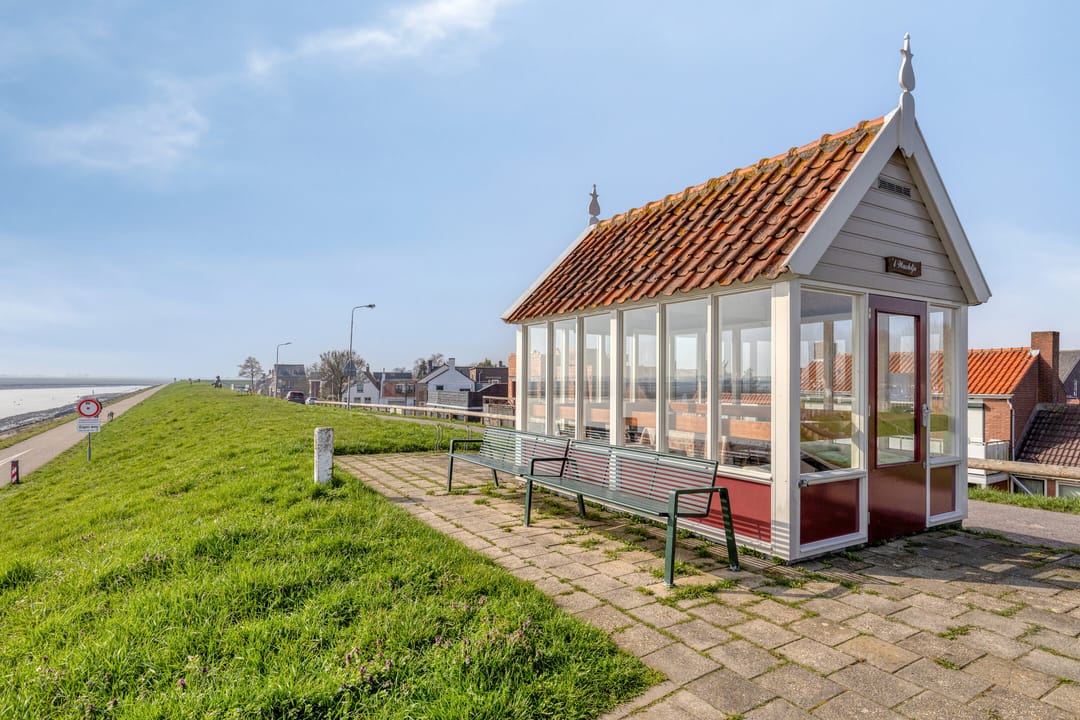 Affordable terraced house with 3 bedrooms and potential in Sint Philipsland — 48