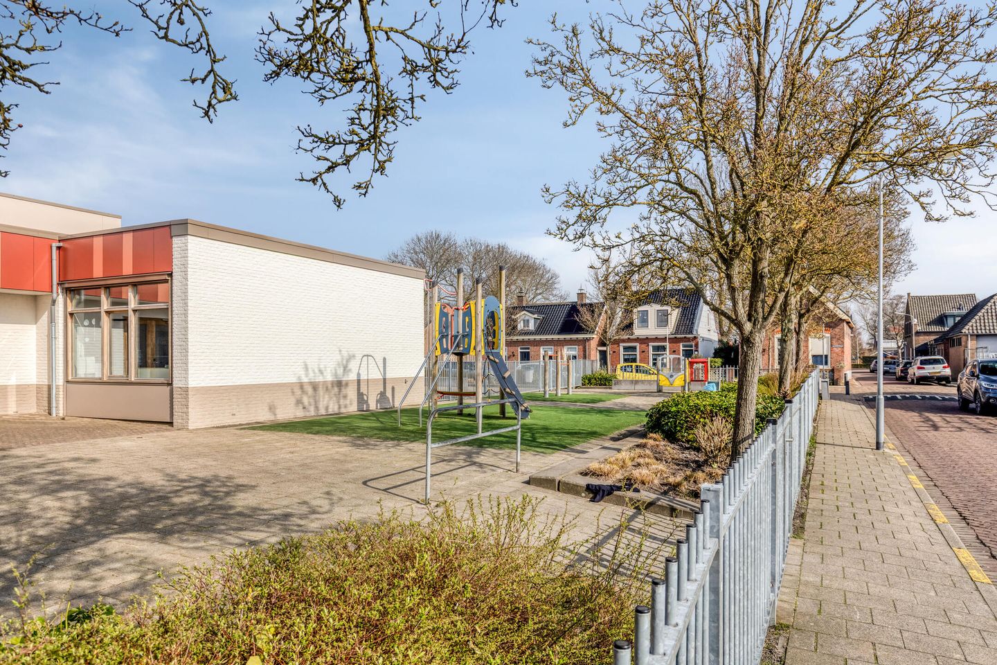 Affordable terraced house with 3 bedrooms and potential in Sint Philipsland — 46