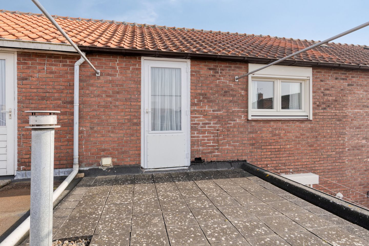 Affordable terraced house with 3 bedrooms and potential in Sint Philipsland — 33