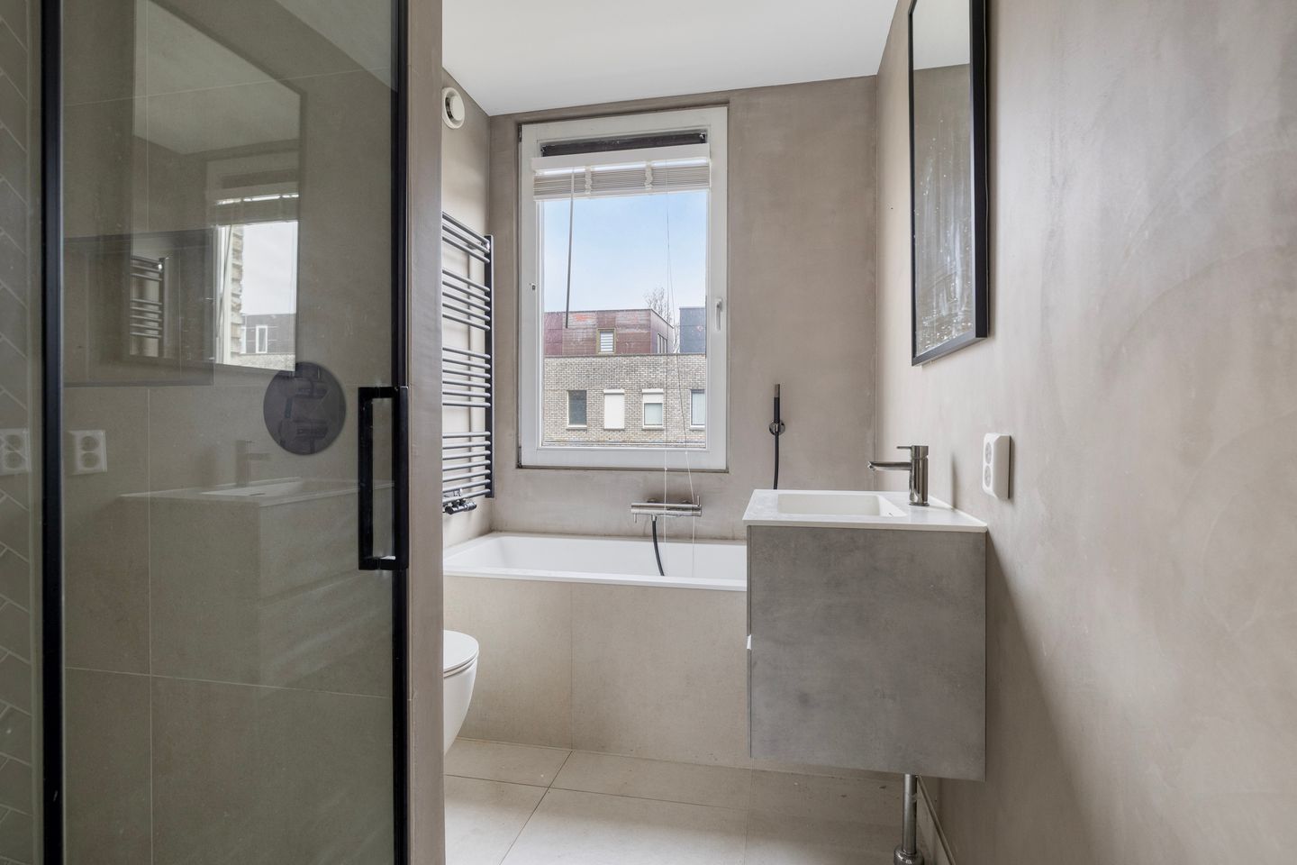 Modern and Luxurious Finished Residence with 122m² Living Space in Hoofddorp — 20