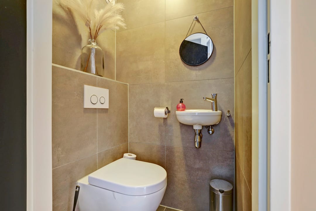 Spacious semi-detached home with garage, solar panels and modern amenities — 31