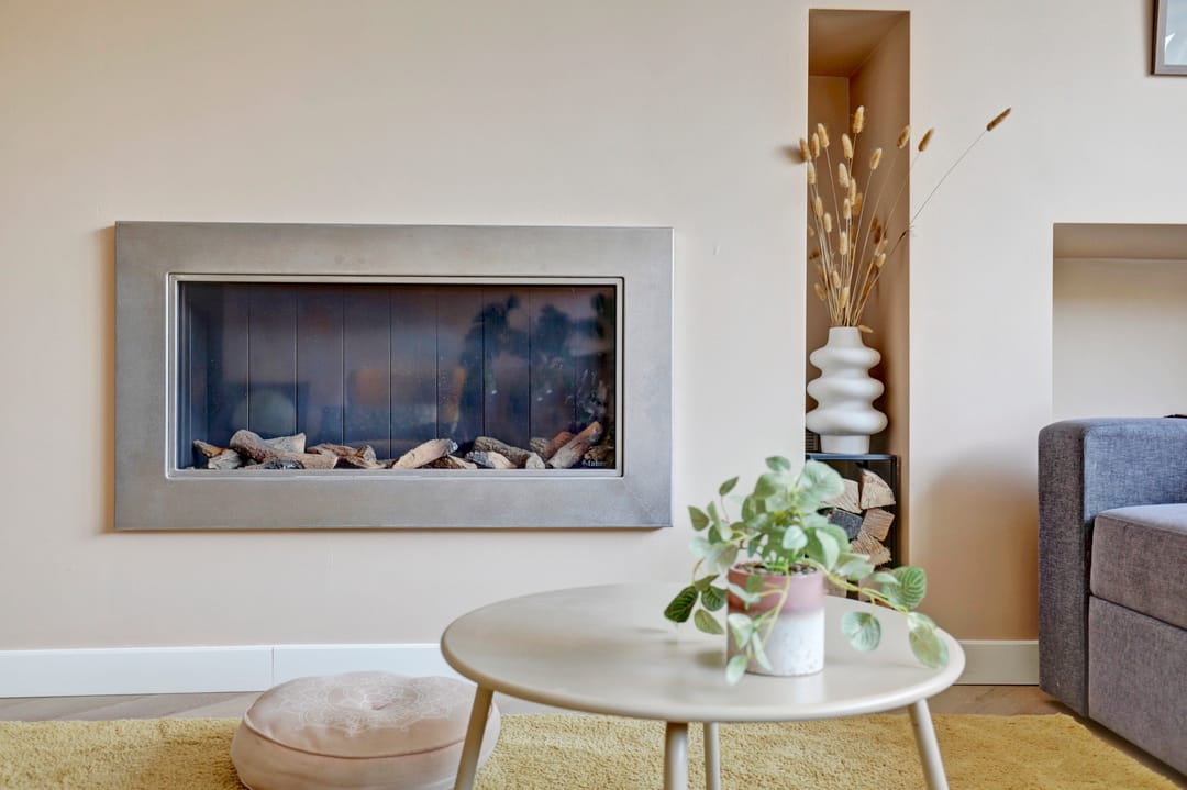 Spacious semi-detached home with garage, solar panels and modern amenities — 13