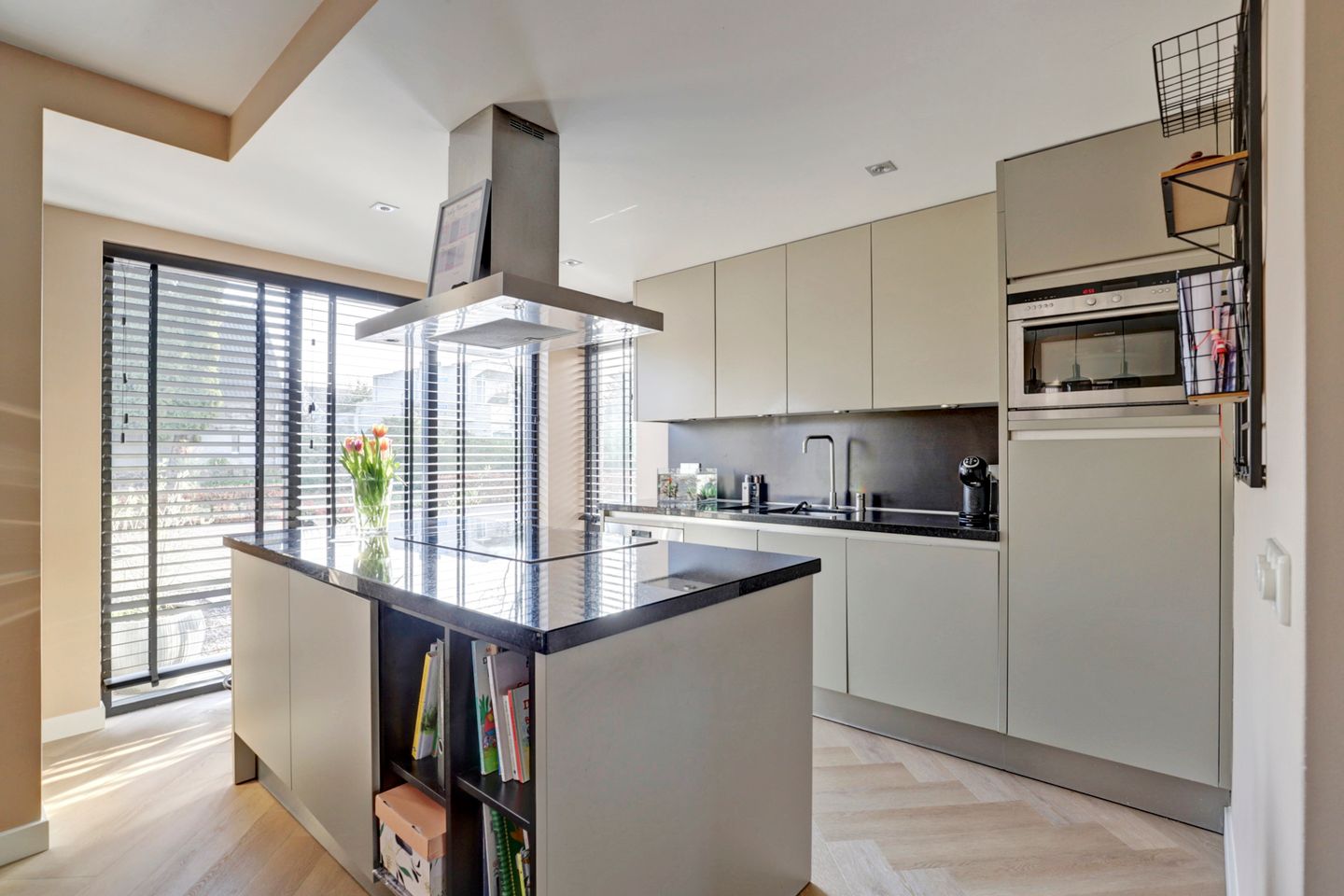 Spacious semi-detached home with garage, solar panels and modern amenities — 14