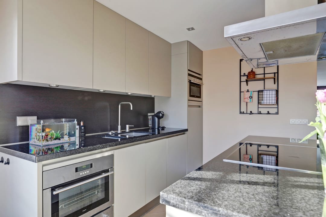 Spacious semi-detached home with garage, solar panels and modern amenities — 16