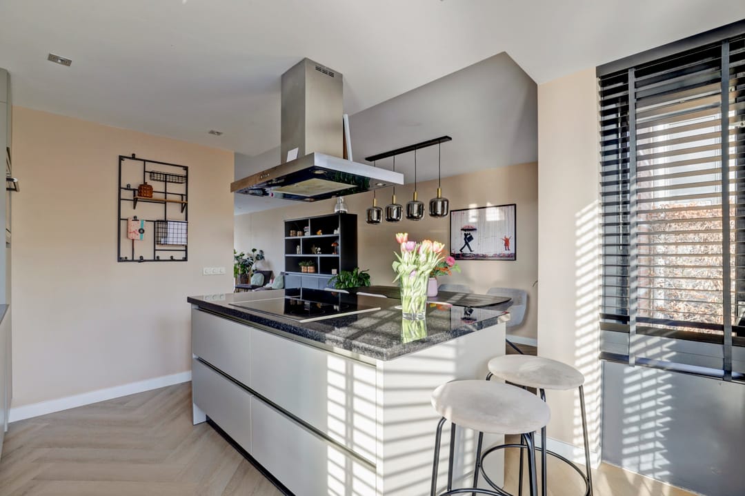Spacious semi-detached home with garage, solar panels and modern amenities — 17