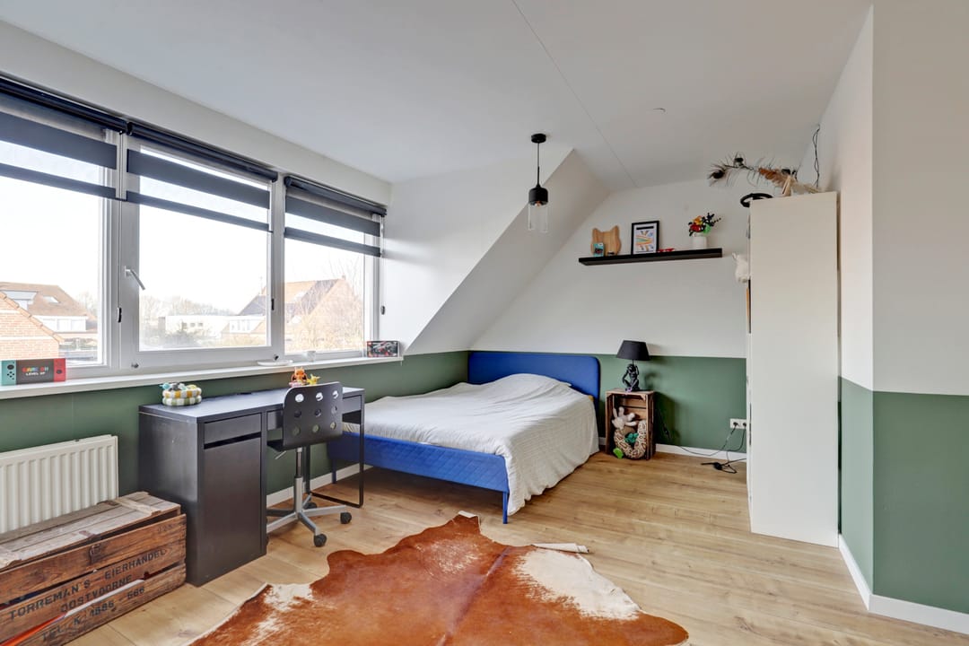 Spacious semi-detached home with garage, solar panels and modern amenities — 23