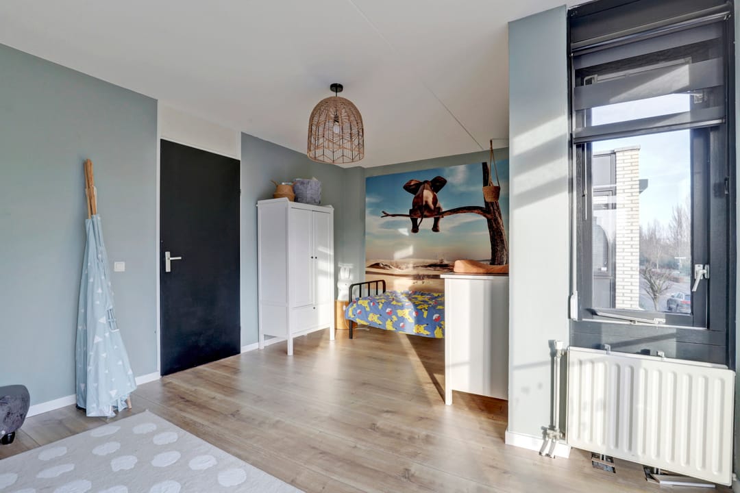 Spacious semi-detached home with garage, solar panels and modern amenities — 28