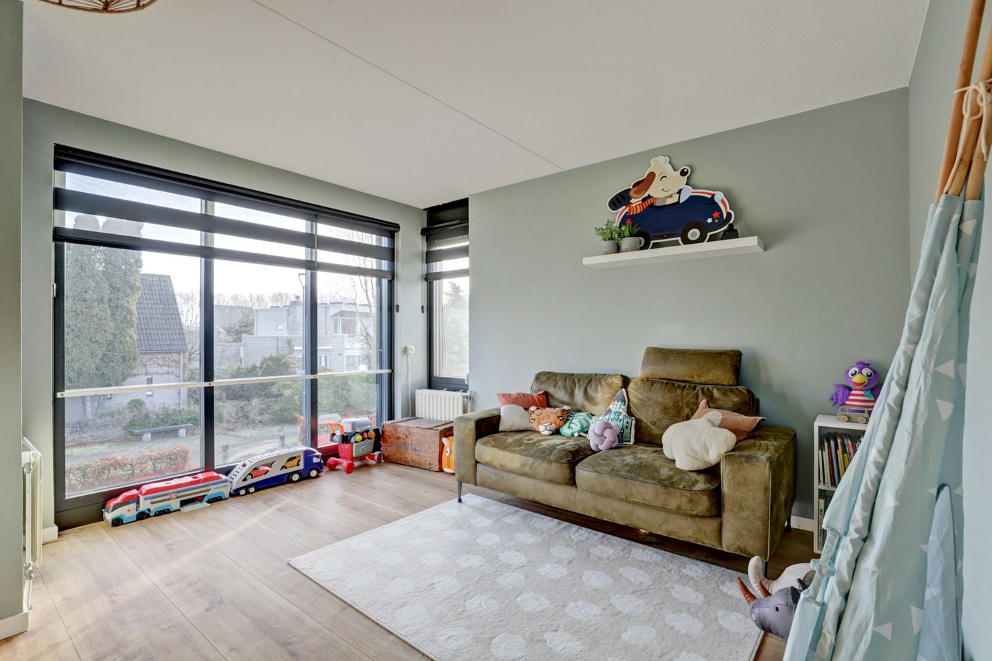 Spacious semi-detached home with garage, solar panels and modern amenities — 29