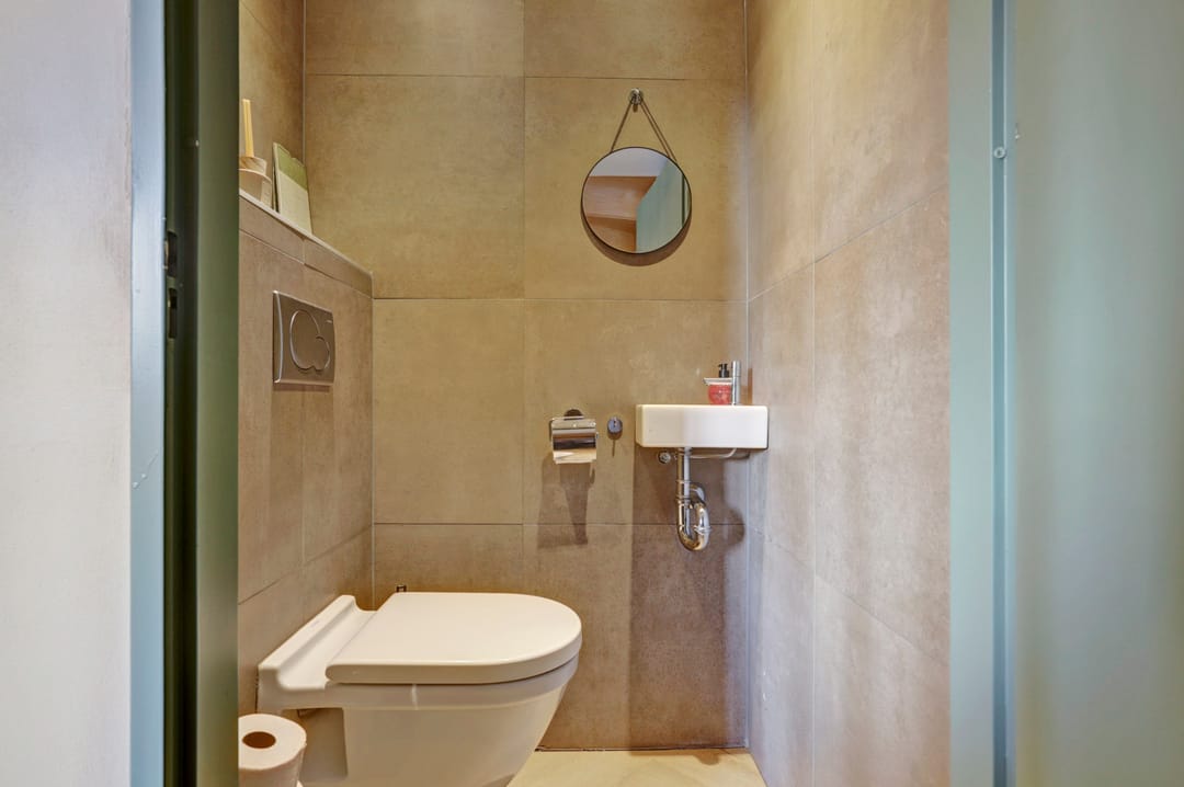 Spacious semi-detached home with garage, solar panels and modern amenities — 32