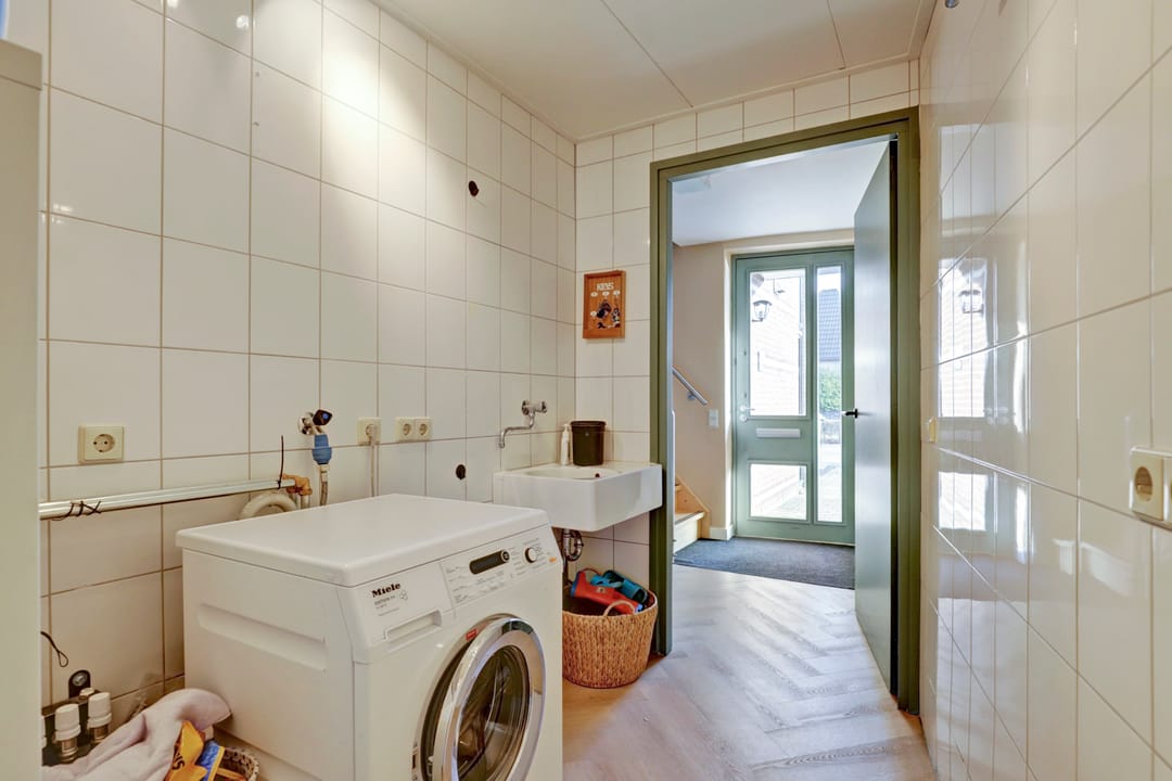 Spacious semi-detached home with garage, solar panels and modern amenities — 38