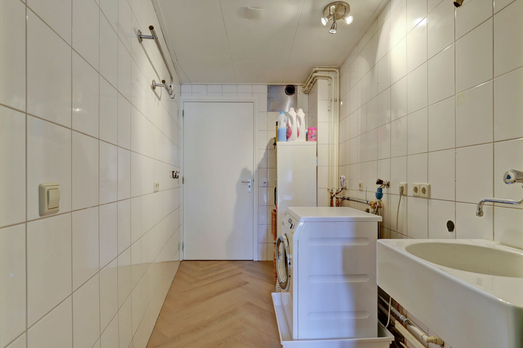Spacious semi-detached home with garage, solar panels and modern amenities — 39