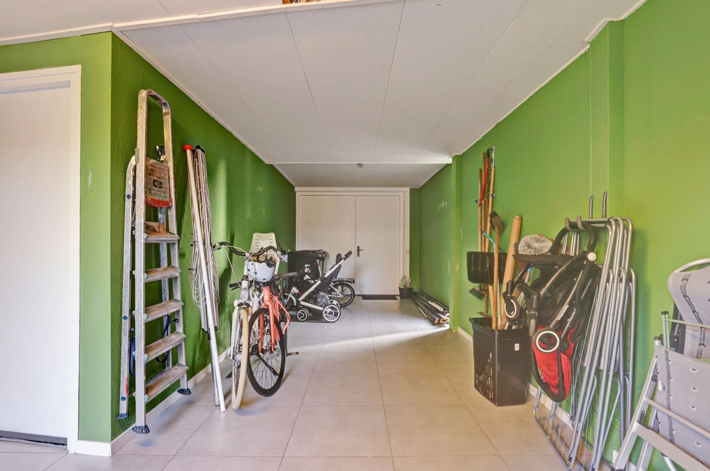 Spacious semi-detached home with garage, solar panels and modern amenities — 40
