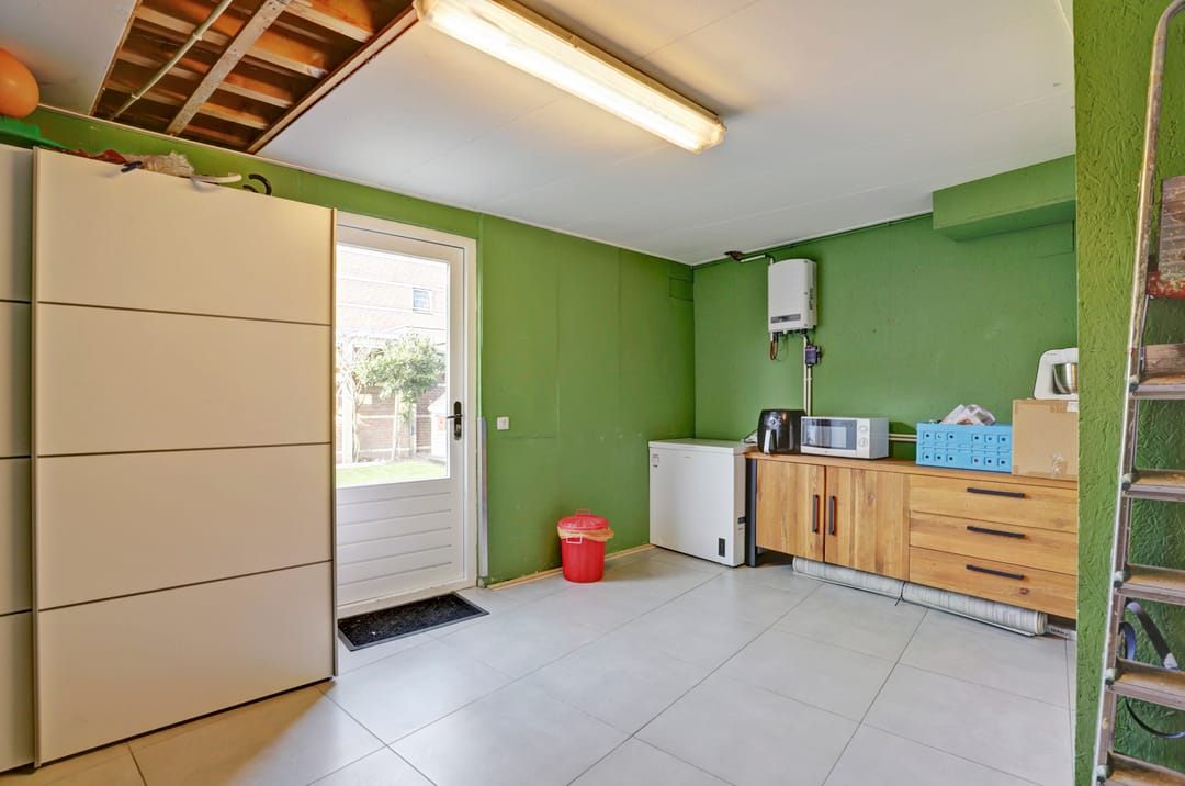 Spacious semi-detached home with garage, solar panels and modern amenities — 41