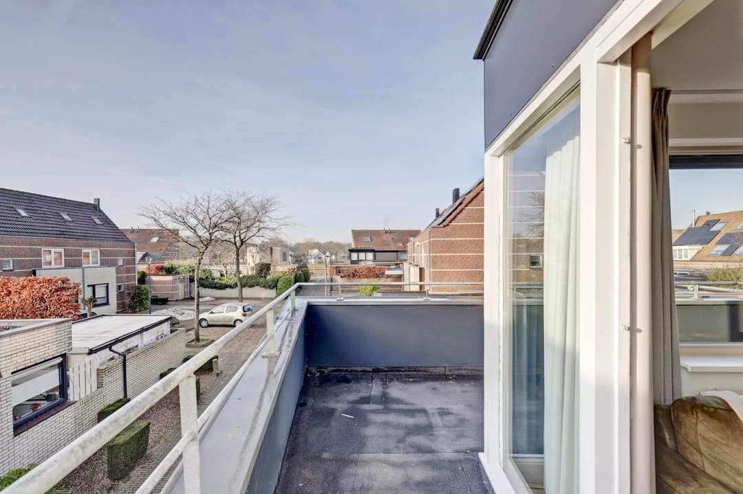 Spacious semi-detached home with garage, solar panels and modern amenities — 43