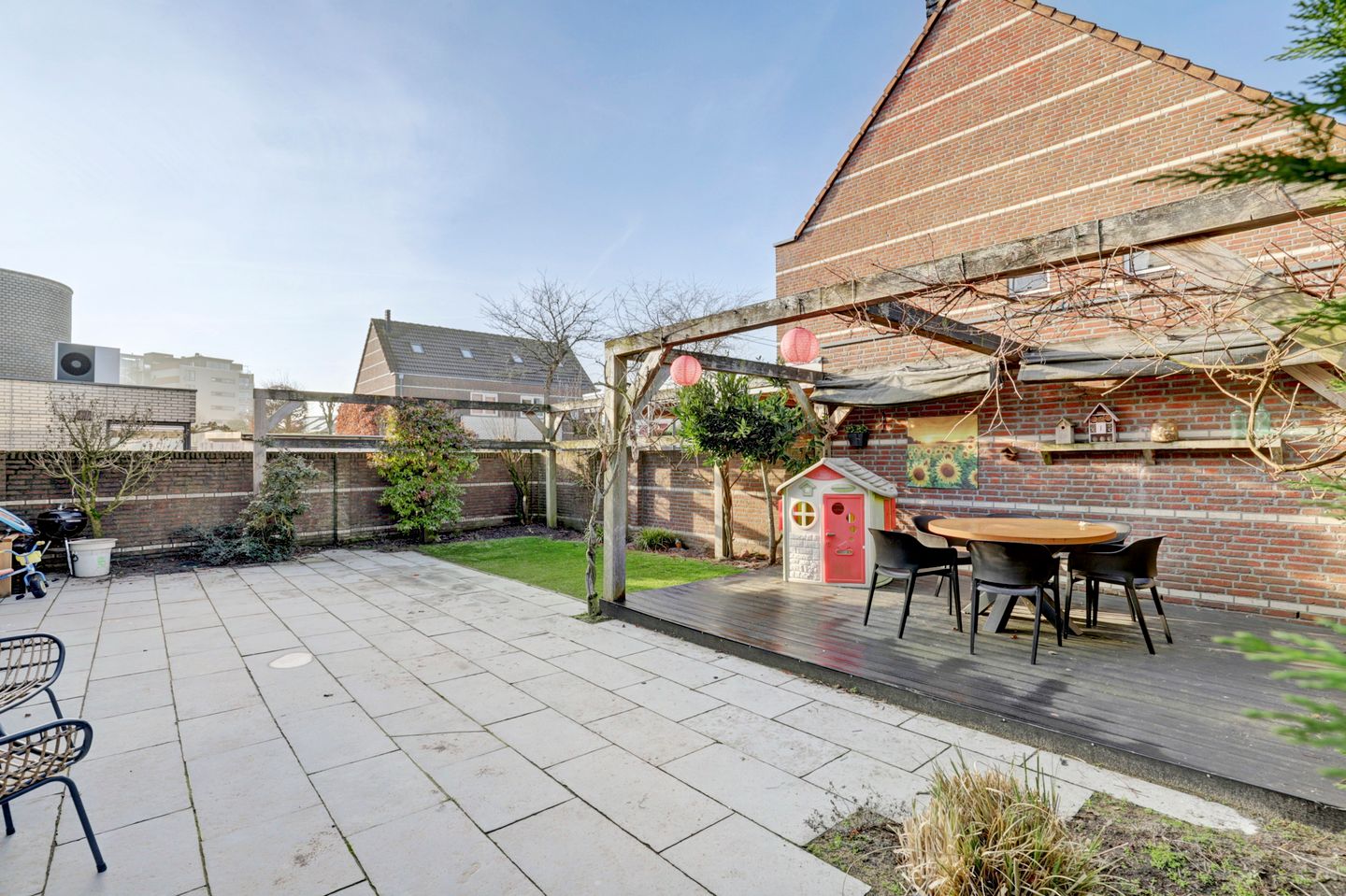 Spacious semi-detached home with garage, solar panels and modern amenities — 45