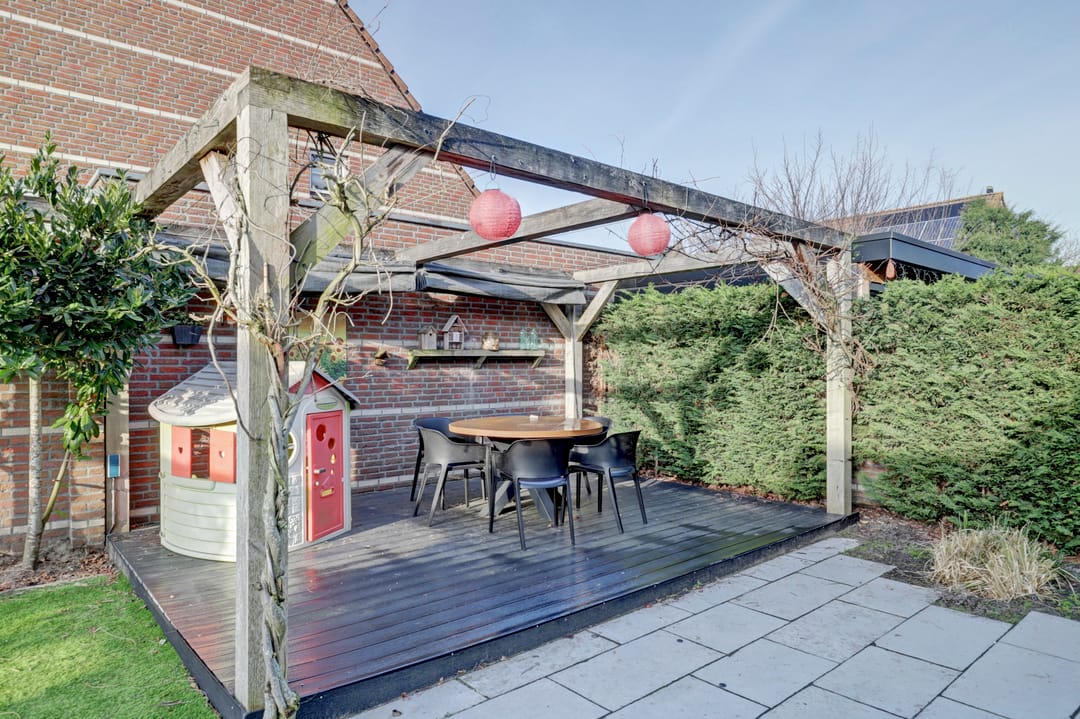 Spacious semi-detached home with garage, solar panels and modern amenities — 47