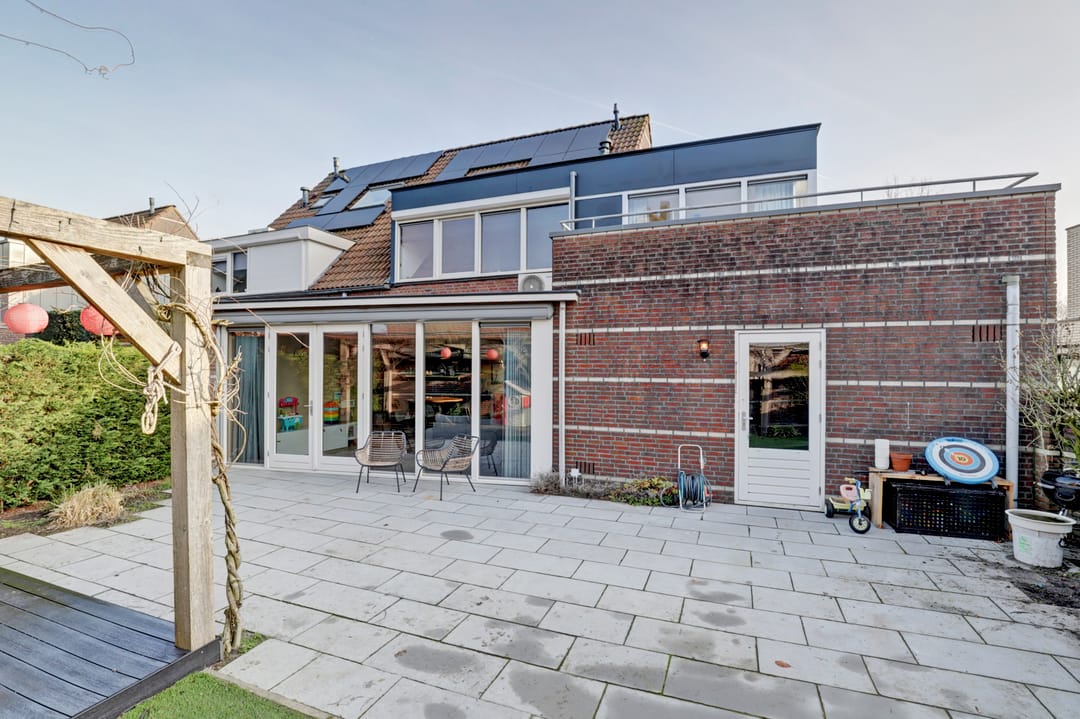 Spacious semi-detached home with garage, solar panels and modern amenities — 48