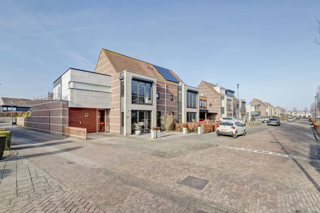 Spacious semi-detached home with garage, solar panels and modern amenities — 55