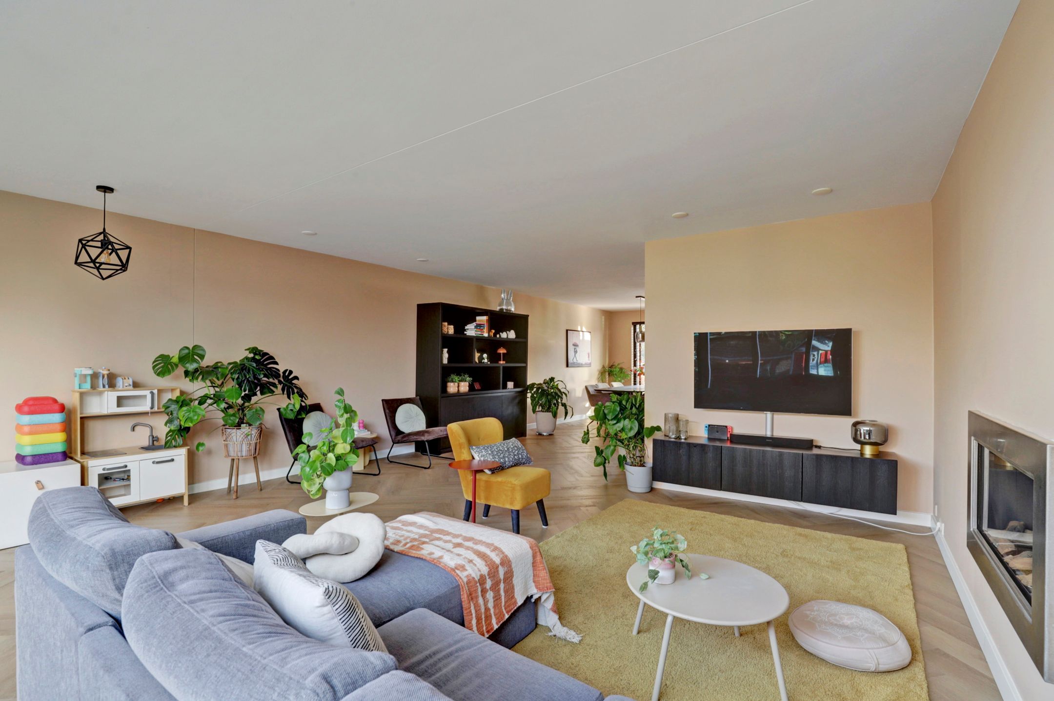 Spacious semi-detached home with garage, solar panels and modern amenities — 12