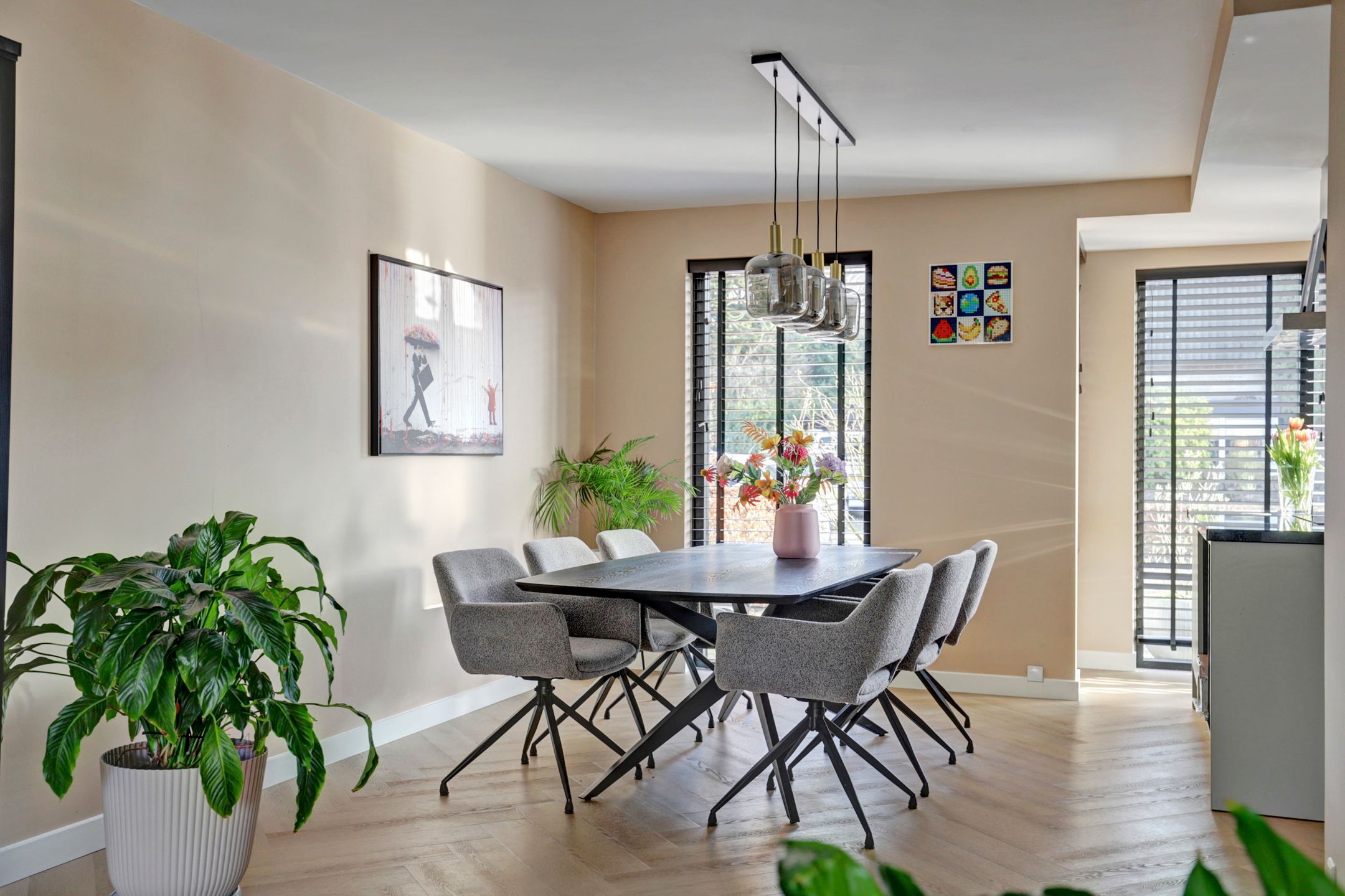 Spacious semi-detached home with garage, solar panels and modern amenities — 15