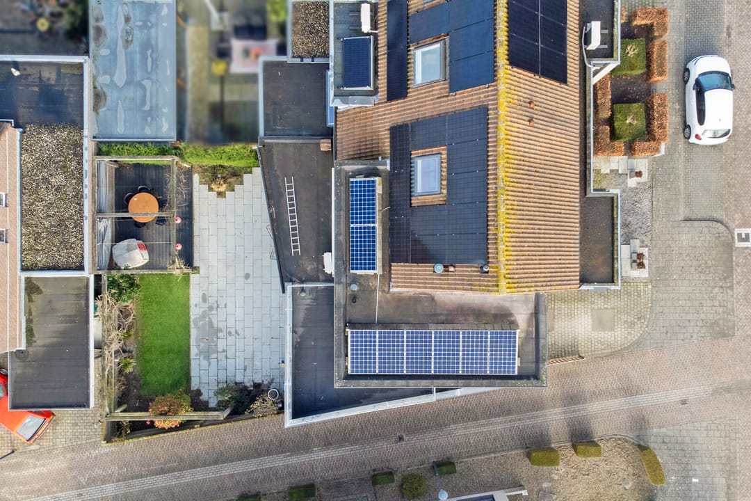 Spacious semi-detached home with garage, solar panels and modern amenities — 60