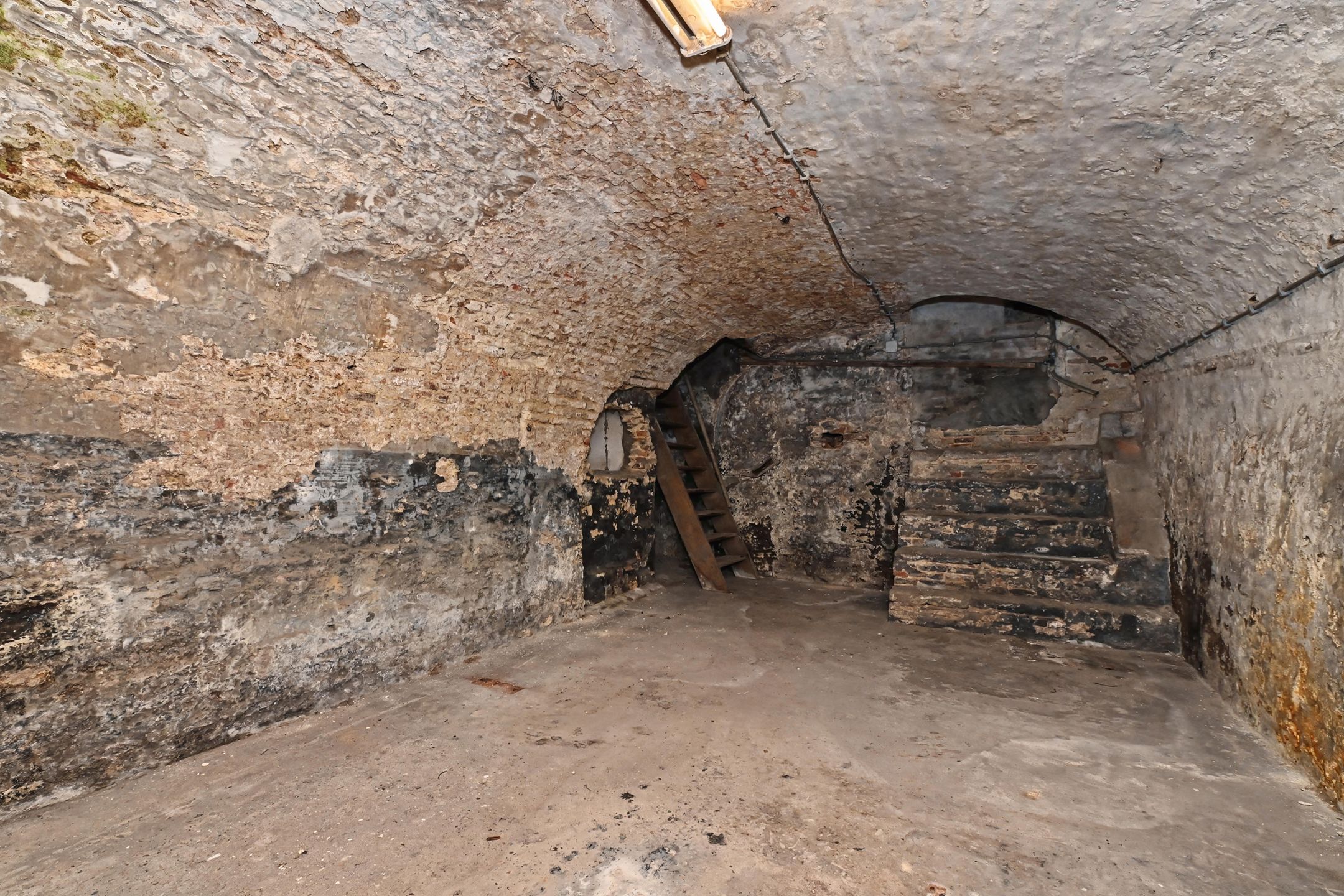 Characteristic ground floor space with cellar in center of Bergen op Zoom — 18