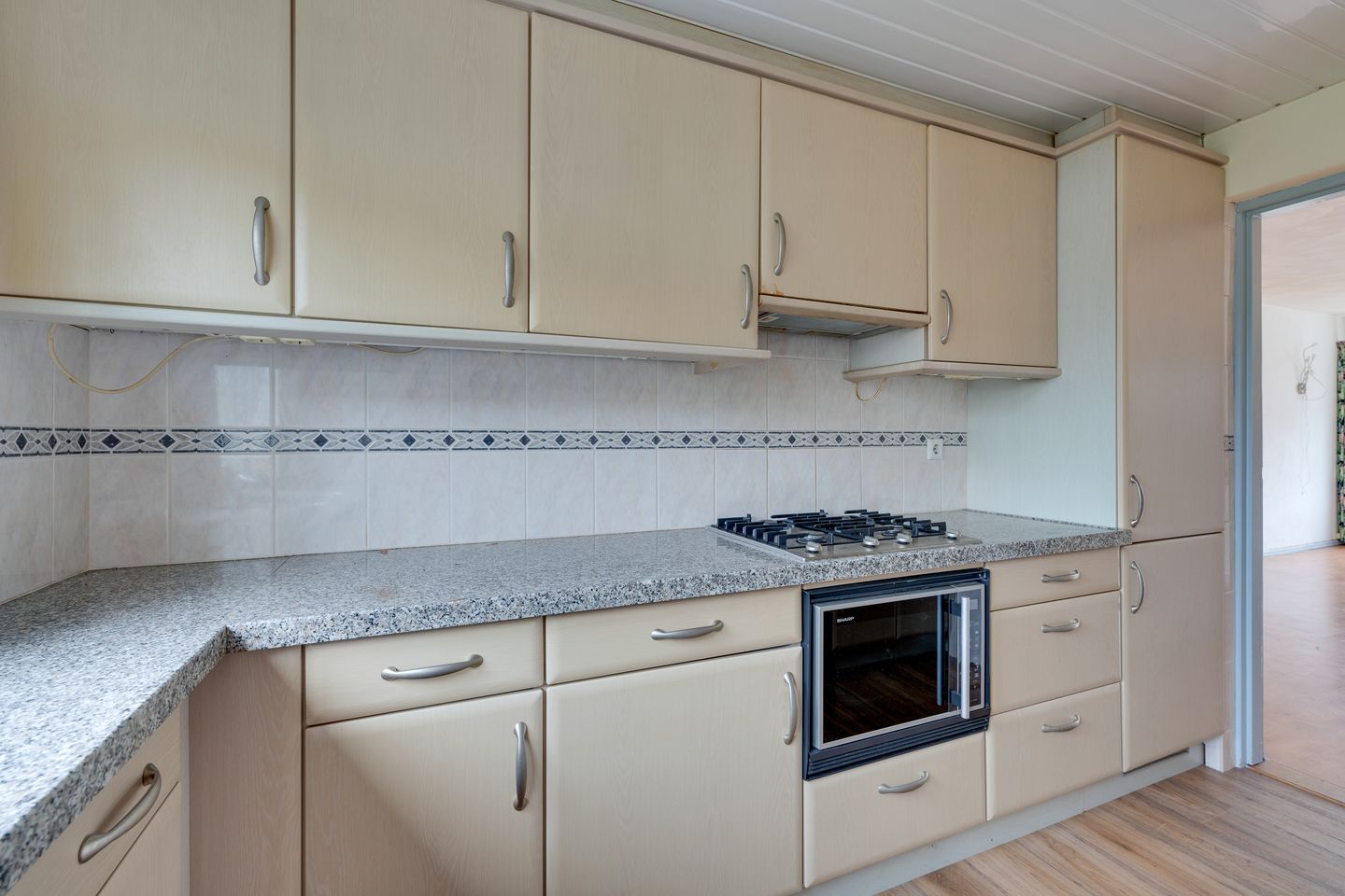 Spacious semi-detached house with garage and west-facing garden — 14