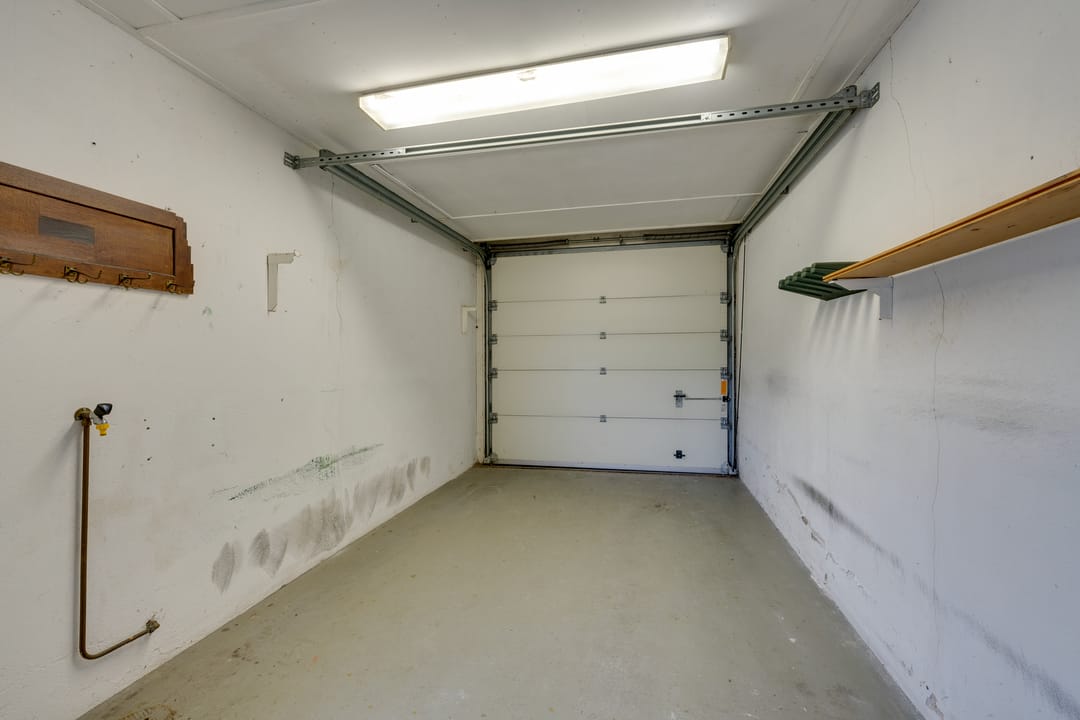 Spacious semi-detached house with garage and west-facing garden — 16