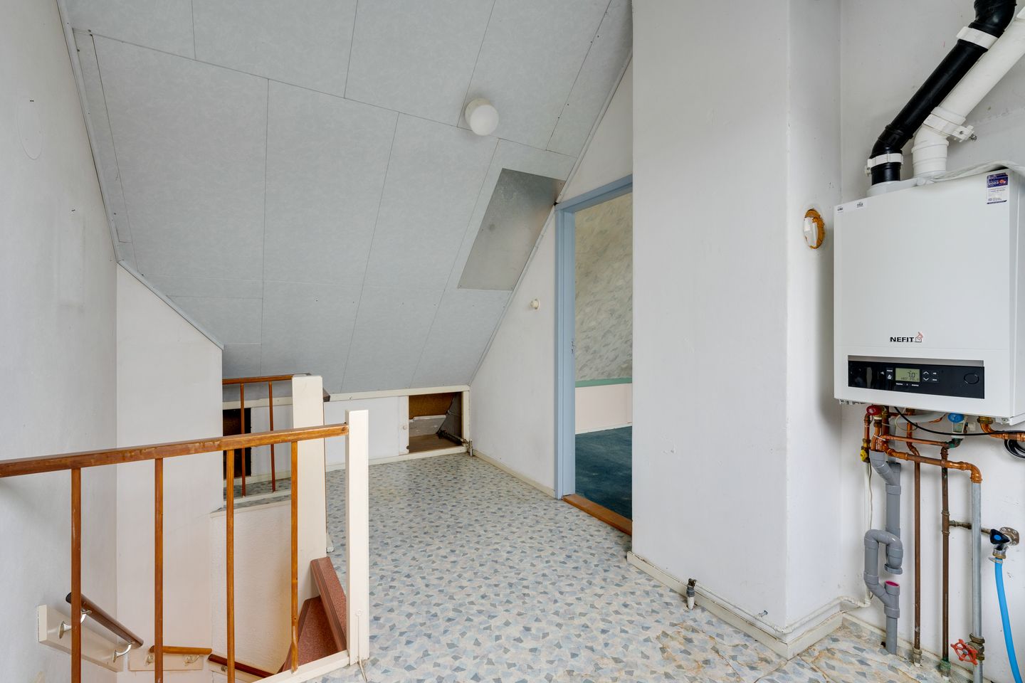 Spacious semi-detached house with garage and west-facing garden — 29
