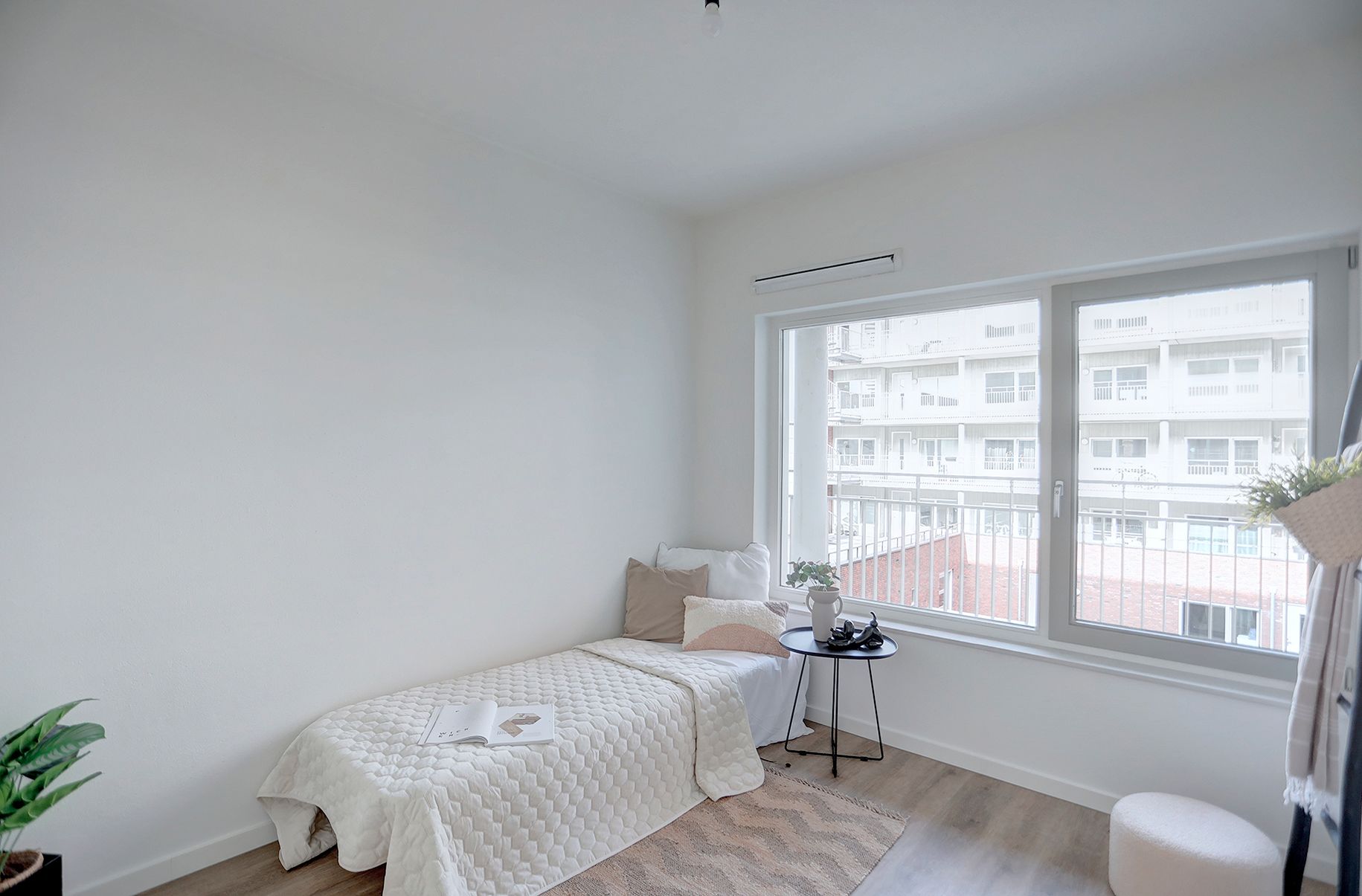 Modern 3-room apartment with loggia and private parking — 12