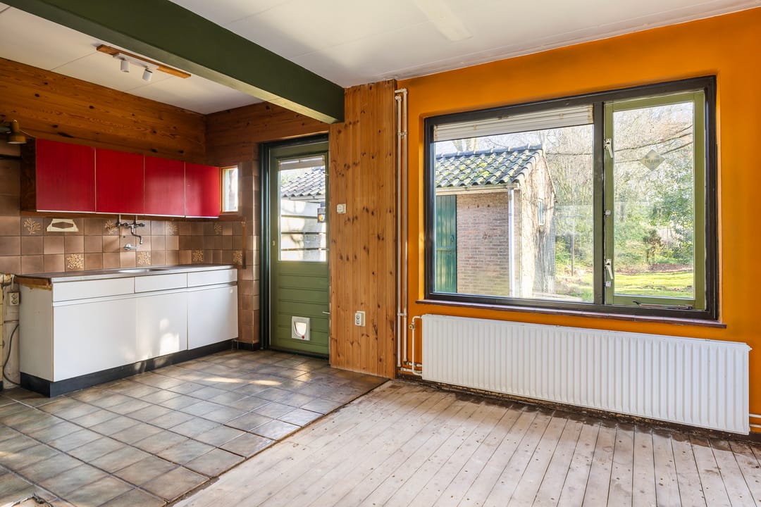 Charming 1950s Semi-Detached Home with Expansive Garden and Sauna — 16