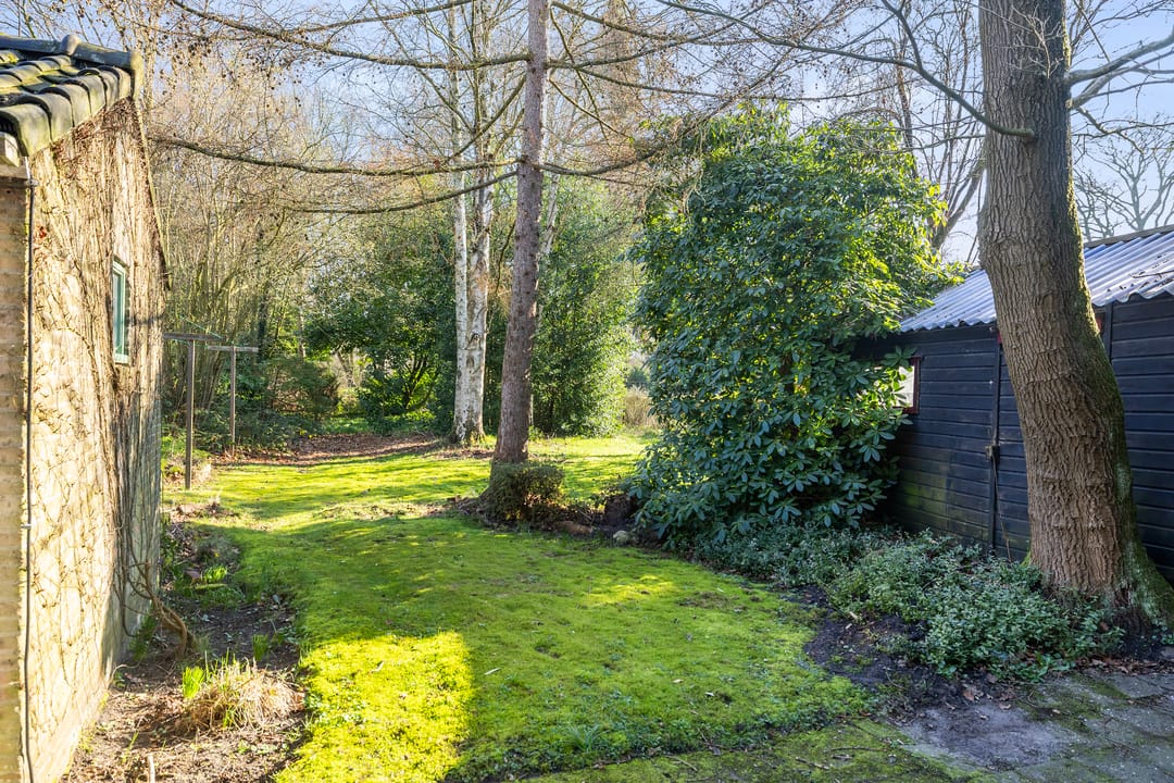 Charming 1950s Semi-Detached Home with Expansive Garden and Sauna — 17