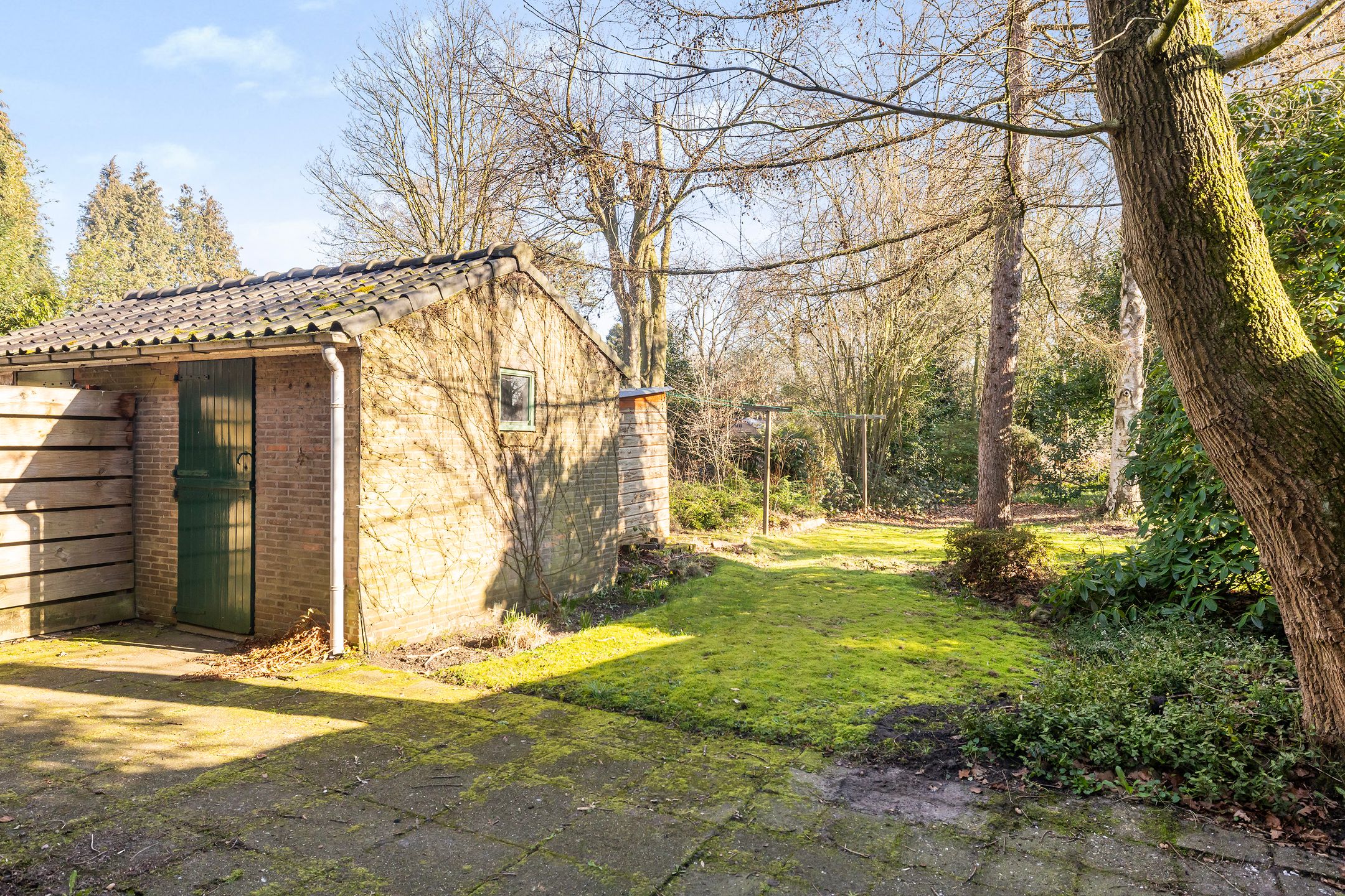 Charming 1950s Semi-Detached Home with Expansive Garden and Sauna — 18