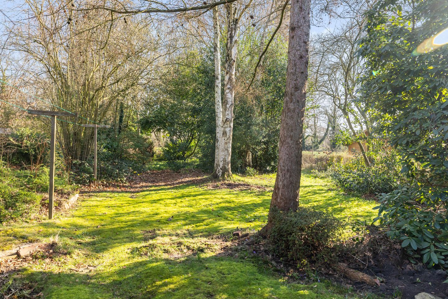Charming 1950s Semi-Detached Home with Expansive Garden and Sauna — 19