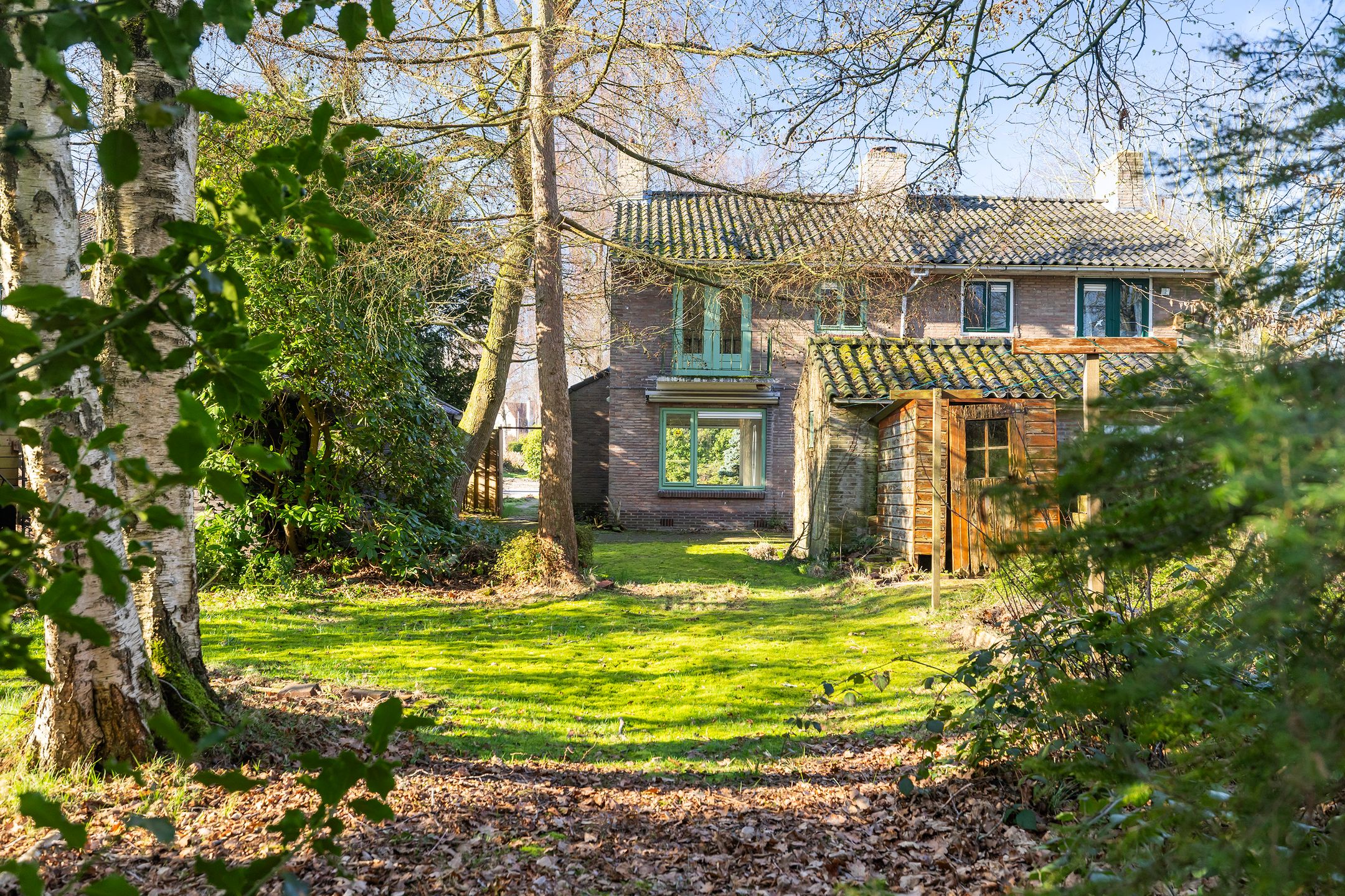 Charming 1950s Semi-Detached Home with Expansive Garden and Sauna — 21
