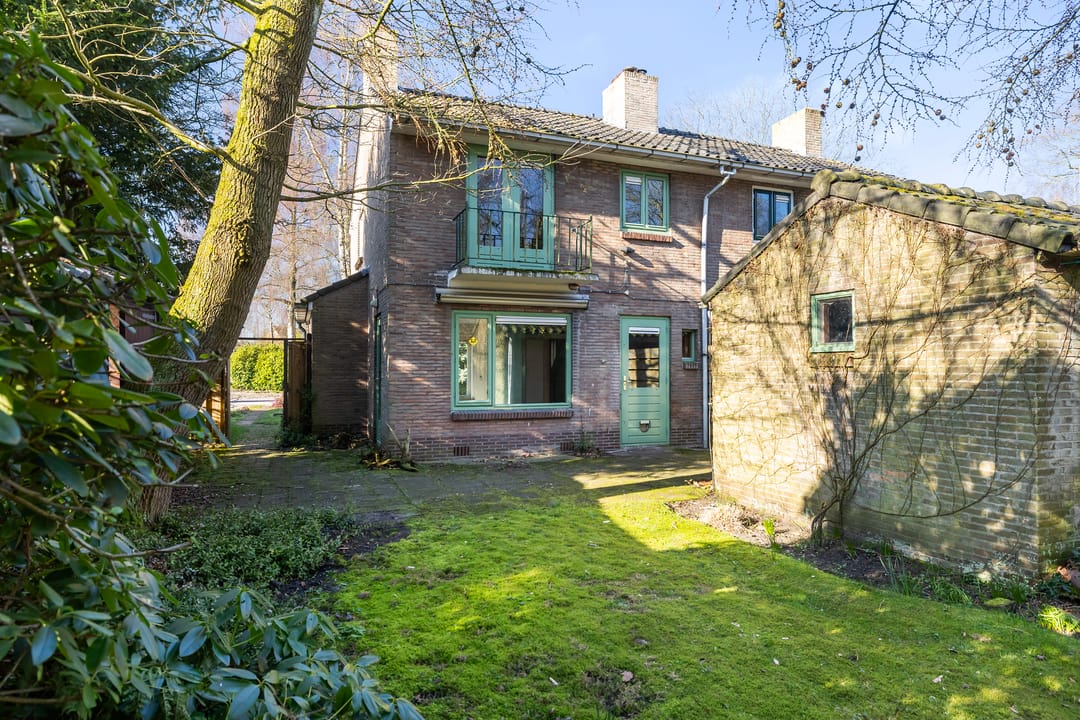 Charming 1950s Semi-Detached Home with Expansive Garden and Sauna — 22