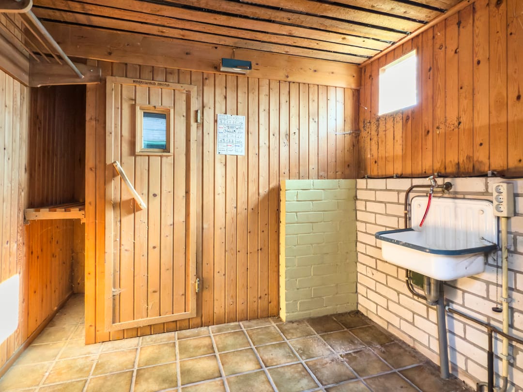 Charming 1950s Semi-Detached Home with Expansive Garden and Sauna — 23