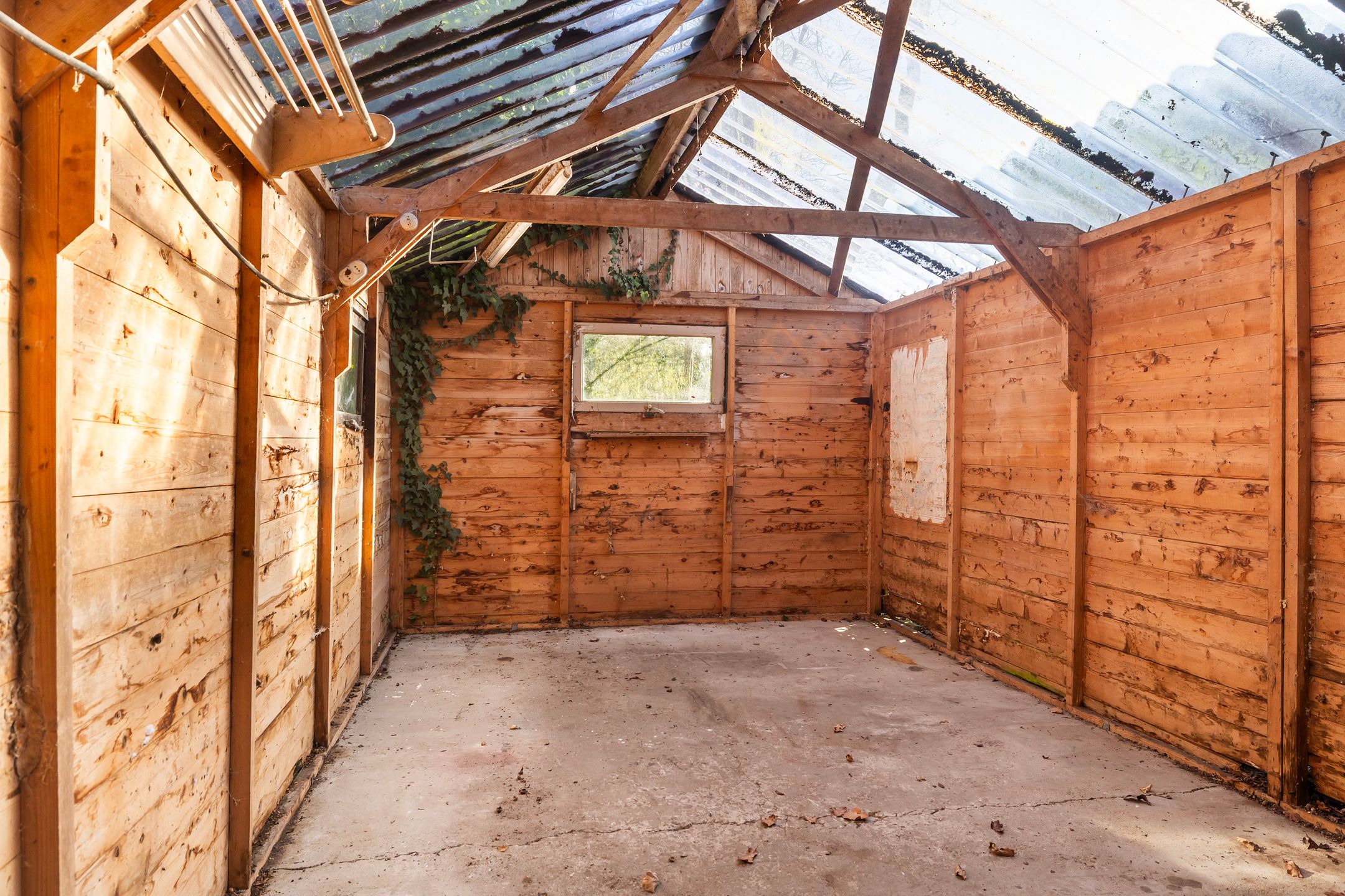 Charming 1950s Semi-Detached Home with Expansive Garden and Sauna — 24