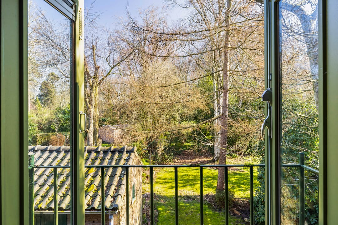 Charming 1950s Semi-Detached Home with Expansive Garden and Sauna — 26