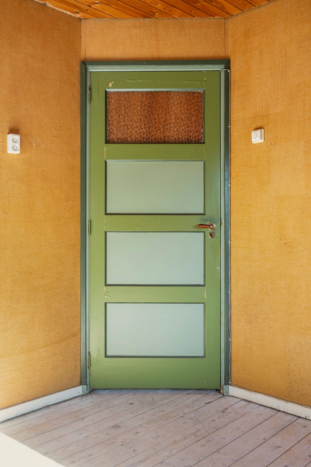 Charming 1950s Semi-Detached Home with Expansive Garden and Sauna — 28