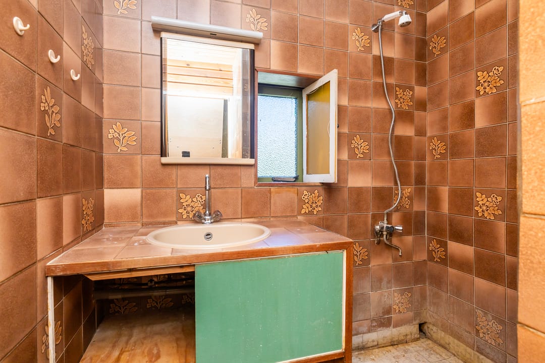 Charming 1950s Semi-Detached Home with Expansive Garden and Sauna — 32