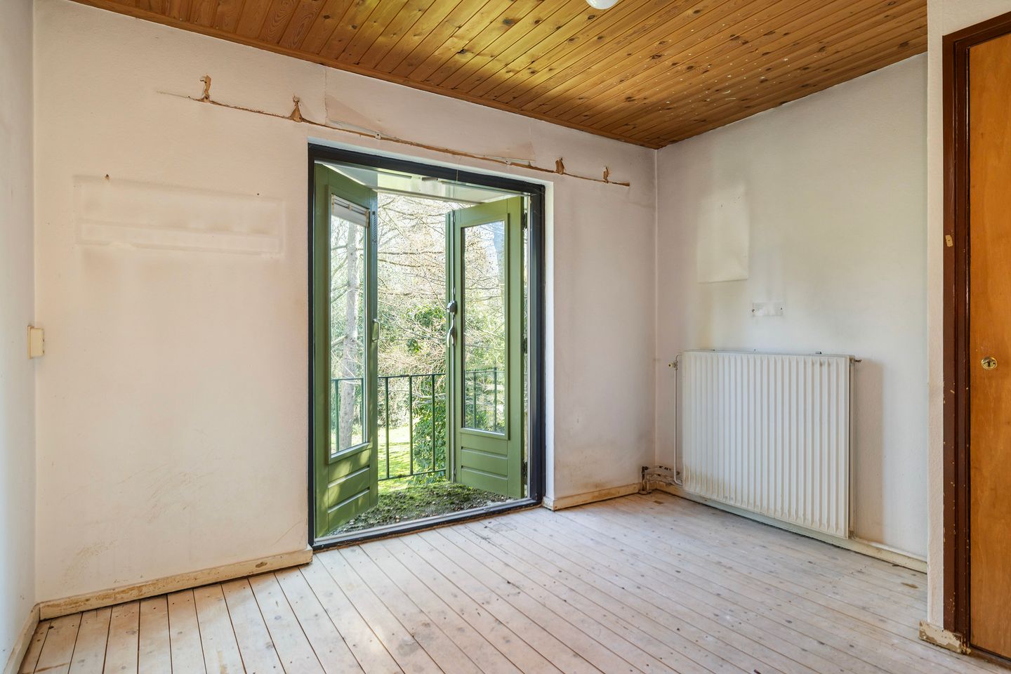 Charming 1950s Semi-Detached Home with Expansive Garden and Sauna — 25
