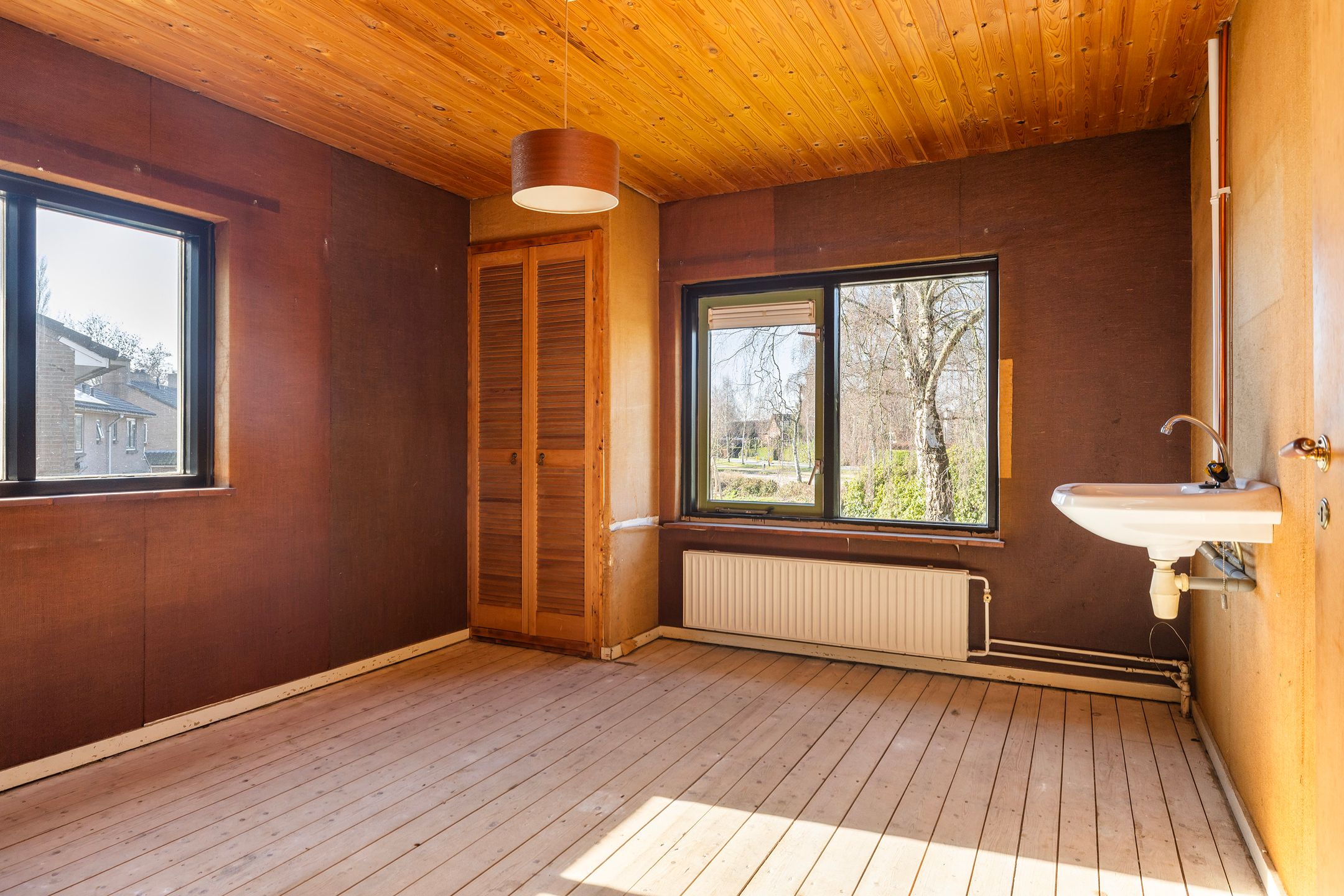 Charming 1950s Semi-Detached Home with Expansive Garden and Sauna — 27