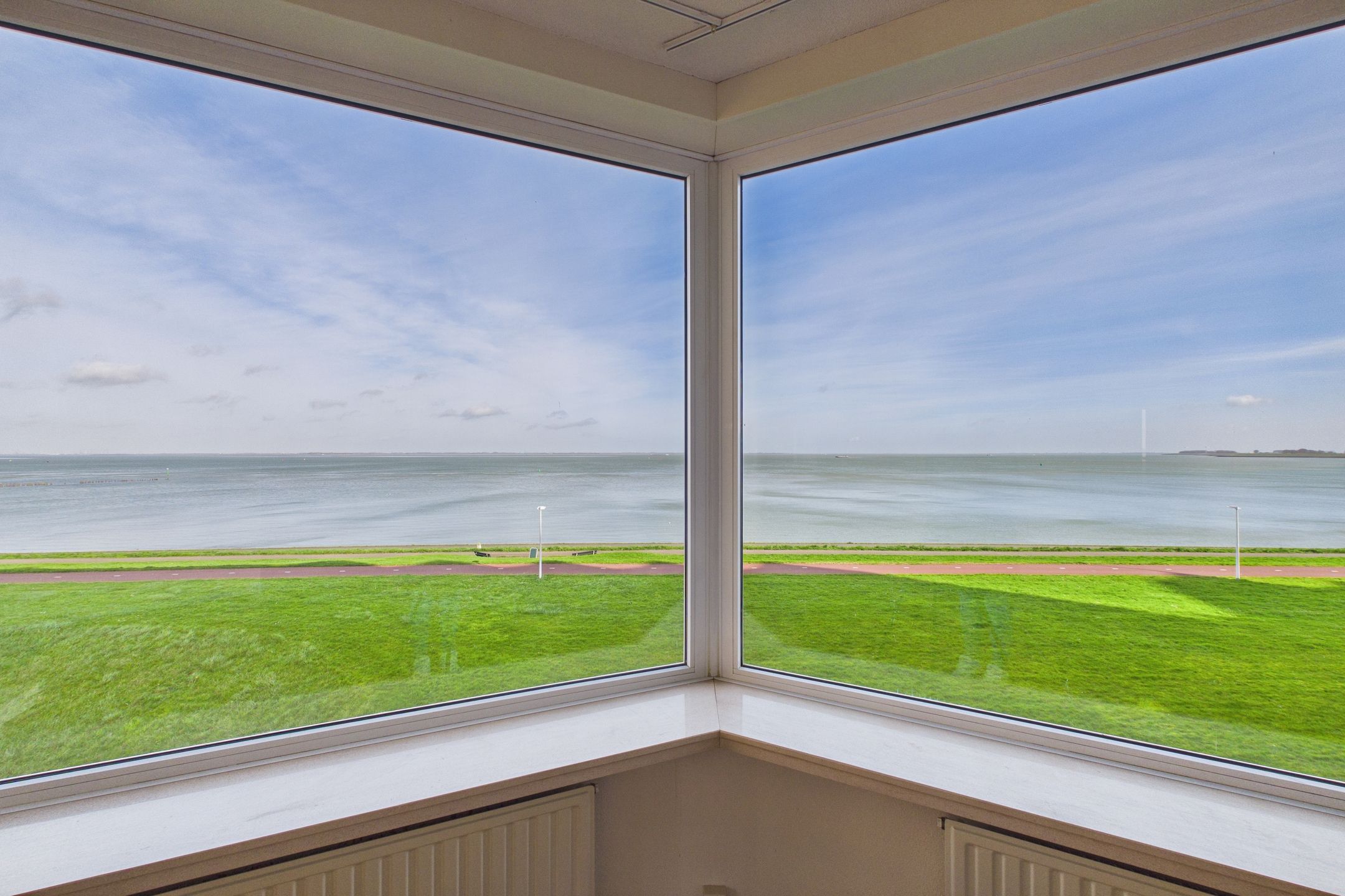 Spacious corner apartment with stunning Westerschelde view and private garage — 27