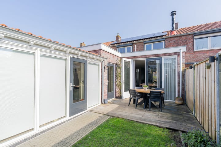 Photo 2 of Esdoornstraat 7
