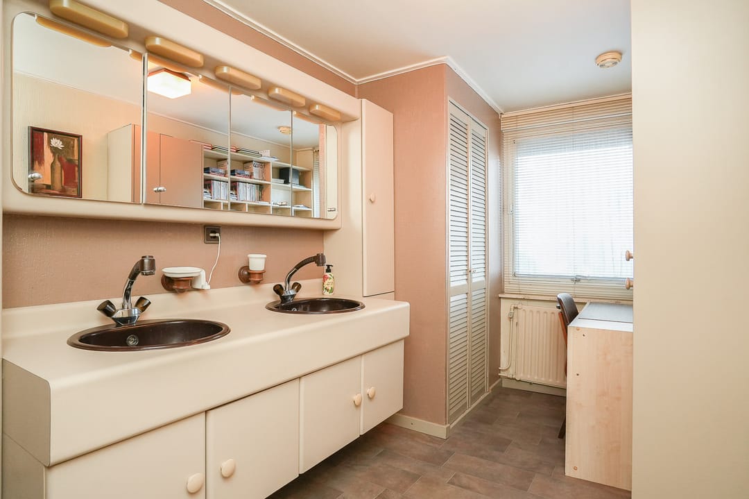 Charming Dike House with Character and Surprising Space in Rossum — 15